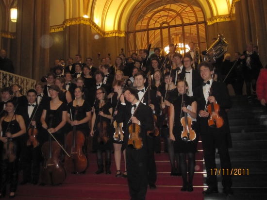 De enthousiaste muzikanten van het Universitaier Symfonisch Orkest van Leuven